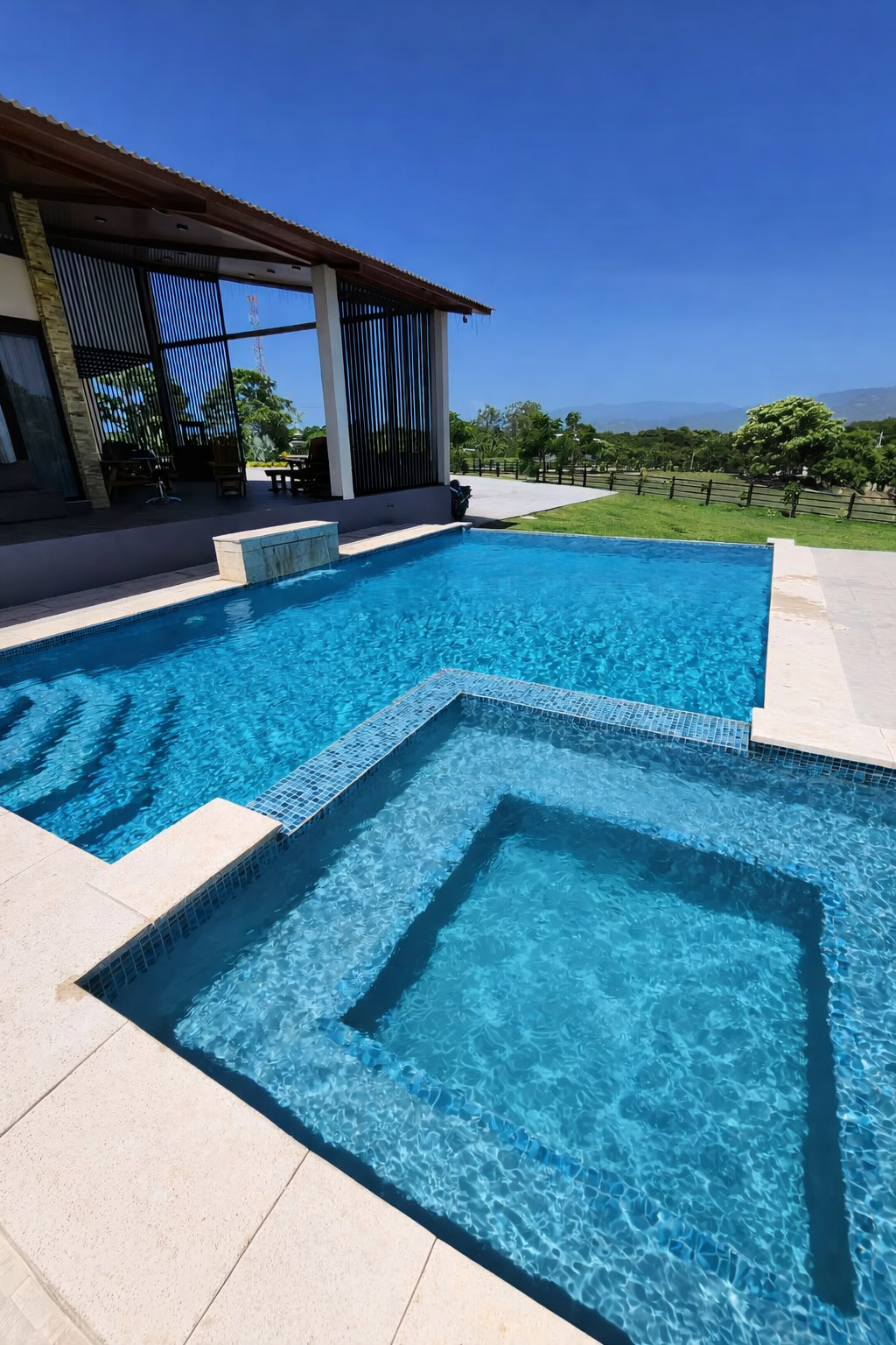 Piscina y jacuzzi de resort